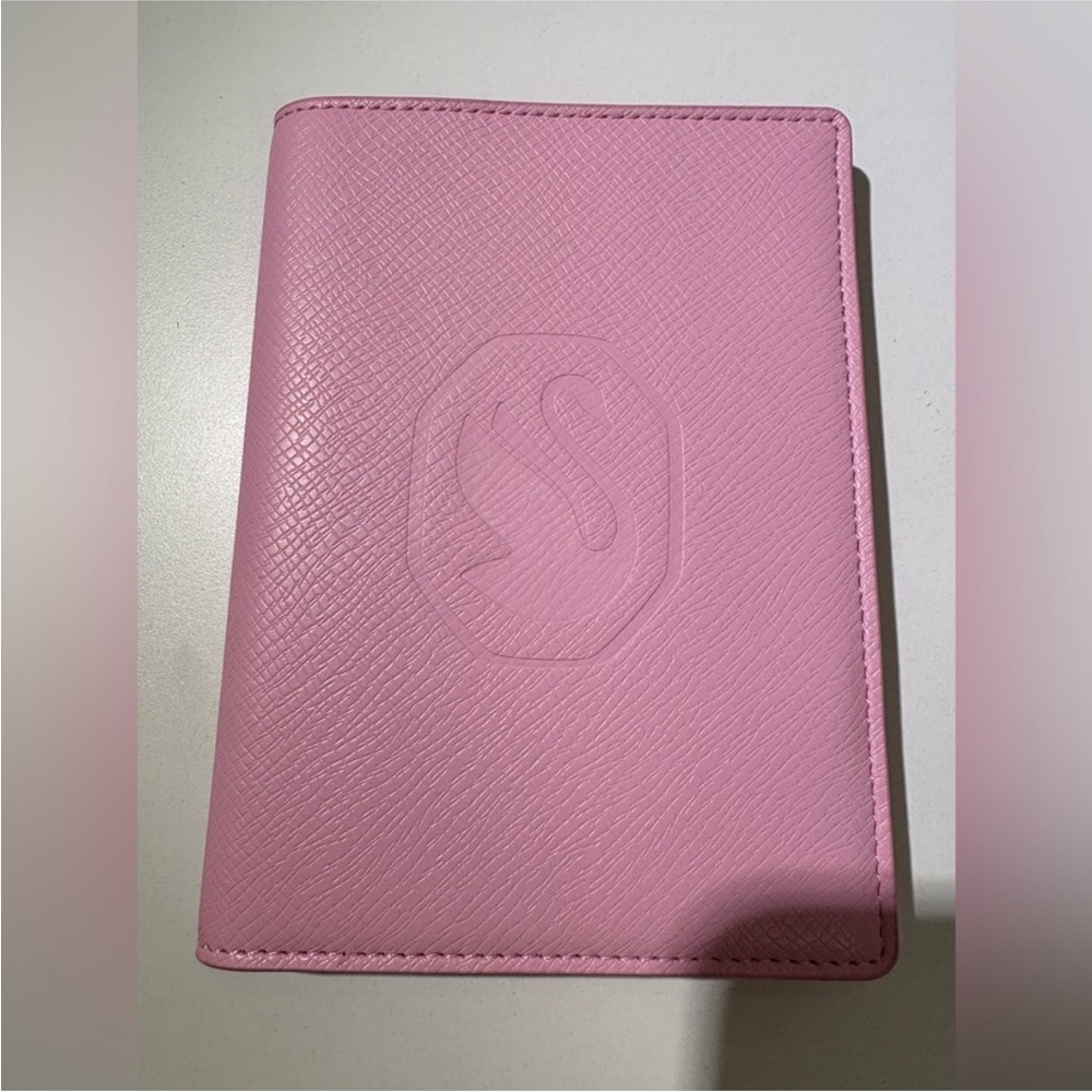 Swarovski gift passport holder - Picture 10 of 12